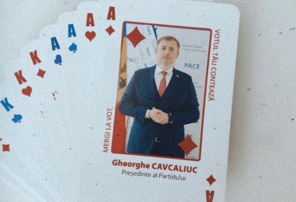 Cărțile de joc PACE, în care Gheorghe Cavcaliuc e as de carouri, se vând în piața centrală. Vezi cât costă